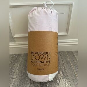 Macys Blush Reversible Down Alternative Comforter 2-Piece Set - TWIN/TWIN XL NWT